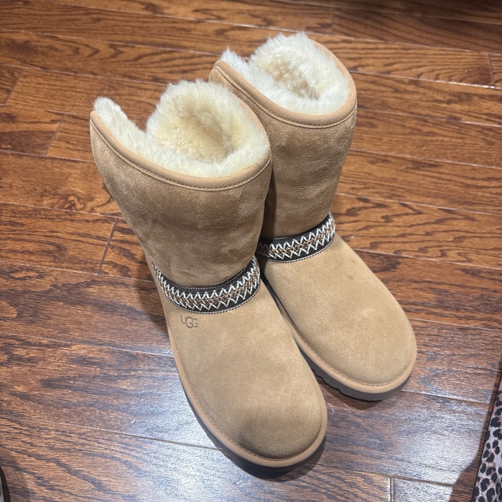 UGG Classic Tan Boots with Shearling Lining - Picture 7 of 8